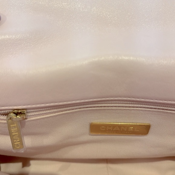 Authentic CHANEL 19 Lambskin Quilted Medium Flap Light Pink Pristine - Picture 10 of 14